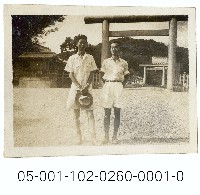 臺灣神社前的合影藏品圖，第1張