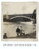 圓山中山橋畔的兩名學童並肩照藏品圖，第1張