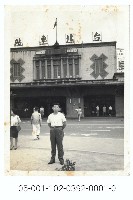 臺北車站前的男士獨照藏品圖，第1張