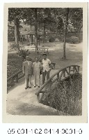 北投陽明山旅遊留念照(2)通往溜冰場空地的木橋藏品圖，第1張