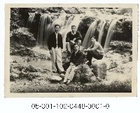 北投瀑布前合影-4名男性藏品圖，第1張