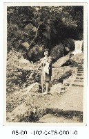 婦女在溪流步道旁藏品圖，第1張