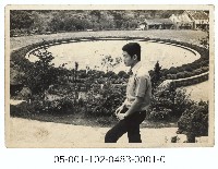 陽明公園噴水池旁留影-一名男性藏品圖，第1張