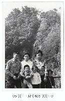 陽明瀑（現大屯瀑布）前家庭留念藏品圖，第1張