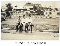 圓山公車站牌前留念藏品圖，第1張