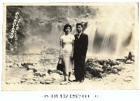 北投瀑布前合影-蜜月旅行藏品圖，第1張