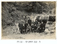 北投瀑布前合影-團體照藏品圖，第1張