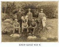 六人於池塘邊合影藏品圖，第1張