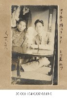 與胸像合影(オイ早O　持ツテコイ　ミッ恆二ツ)藏品圖，第1張