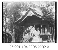 玻璃底片(神社石狛犬前獨照)藏品圖，第1張