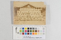 臺灣總督府勤行報國青年隊臺北訓練所舍前合影-照片藏品圖，第1張