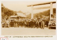 臺北市內信用組合職員於產業組合紀念日在神社前合影藏品圖，第1張