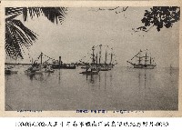 馬紹爾群島港內靠泊的船隻船身掛滿裝飾藏品圖，第1張