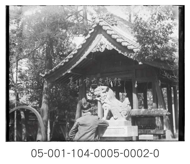 玻璃底片(神社石狛犬前獨照)藏品圖，第1張
