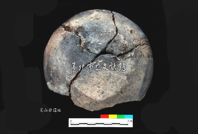 芝山岩文化仰盆柱把陶蓋藏品圖，第4張