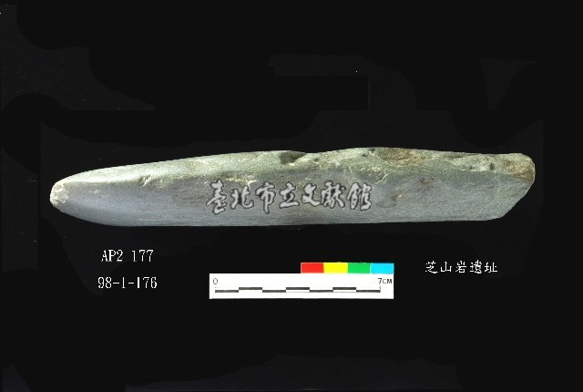 芝山岩文化打製加磨斧鋤形器藏品圖，第4張
