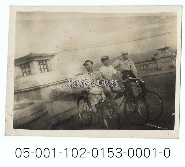 中山橋頭的腳踏車青年藏品圖，第1張