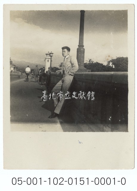 中山橋上的倚欄男子藏品圖，第1張