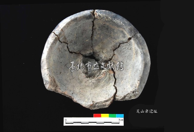 芝山岩文化仰盆柱把陶蓋藏品圖，第2張