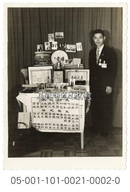 北投庄壯丁團相關照片2-一位男士與桌上獎章照片藏品圖，第1張