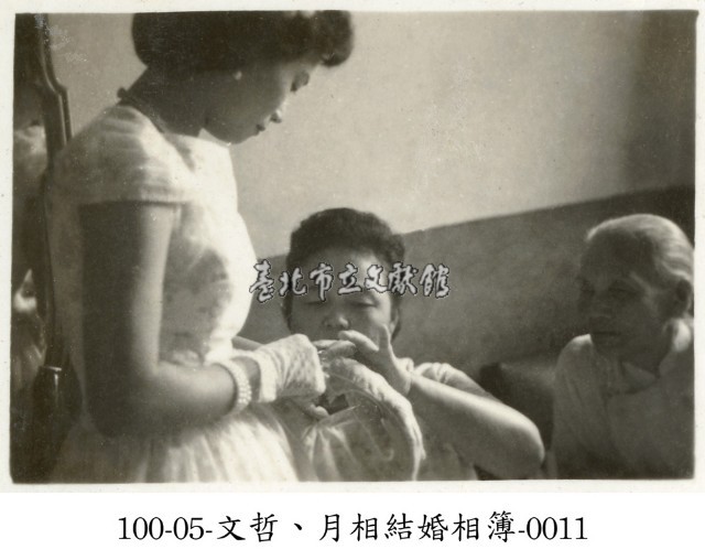 文哲、月相結婚相簿0011 (長輩幫新娘帶飾品)藏品圖，第1張