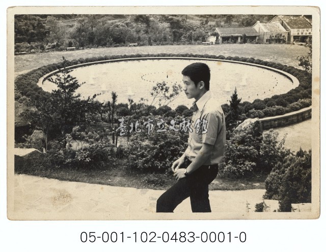 陽明公園噴水池旁留影-一名男性藏品圖，第1張
