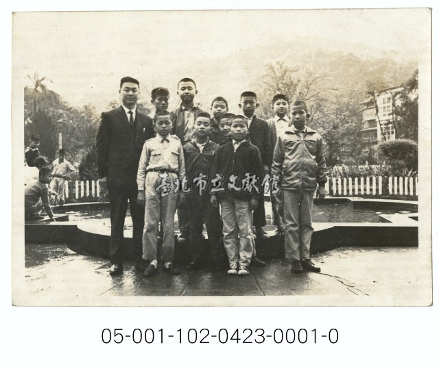 小學生與老師合影-北投公園星型噴水池藏品圖，第1張
