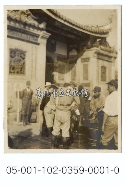 龍山寺前消防演練-演訓人員與消防水桶藏品圖，第1張