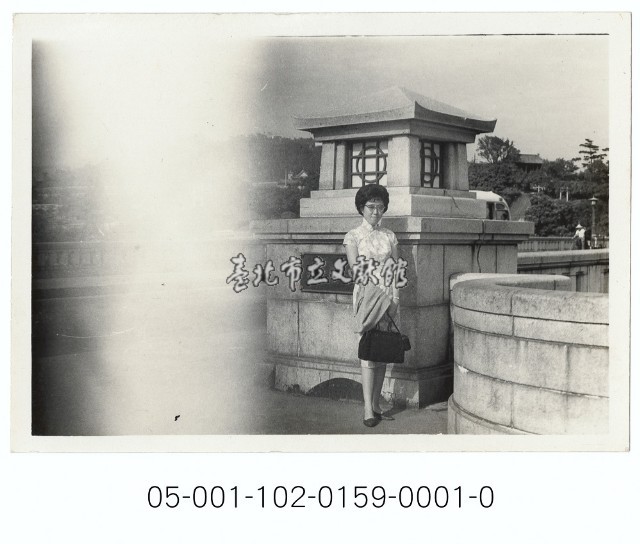 中山橋頭的旗袍女士藏品圖，第1張