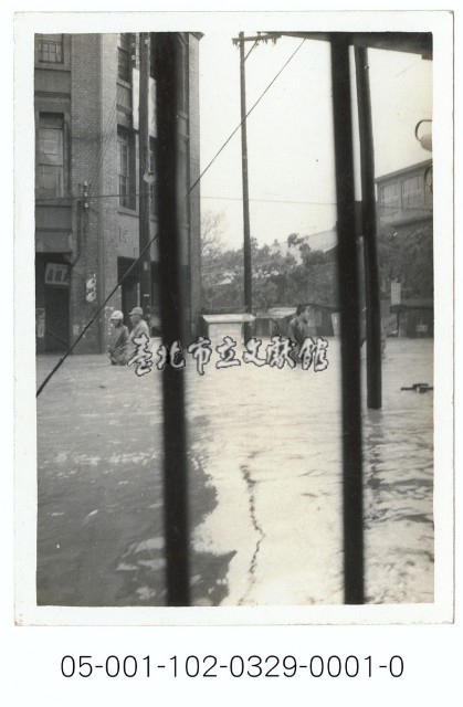水災-延平北路二段的涉水民眾藏品圖，第1張