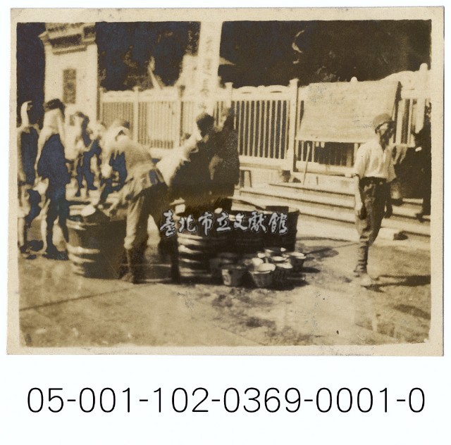 龍山寺前消防演練-裝消防水的大水桶藏品圖，第1張