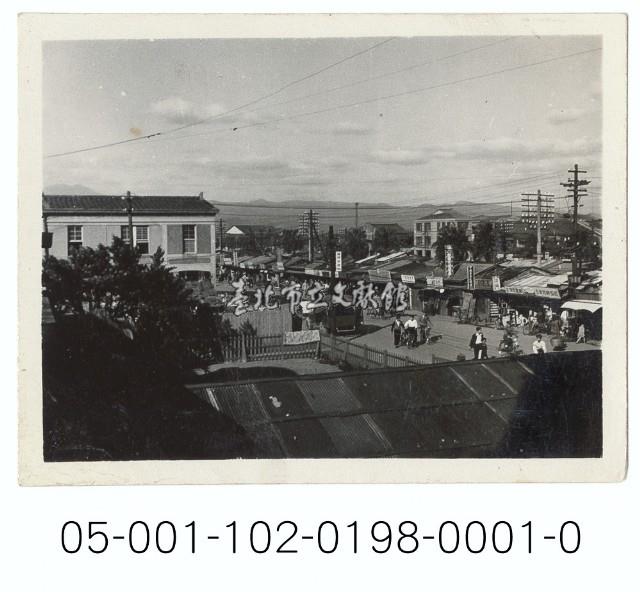 中華路改建商場前的街景-遠觀違建商店鋪藏品圖，第1張