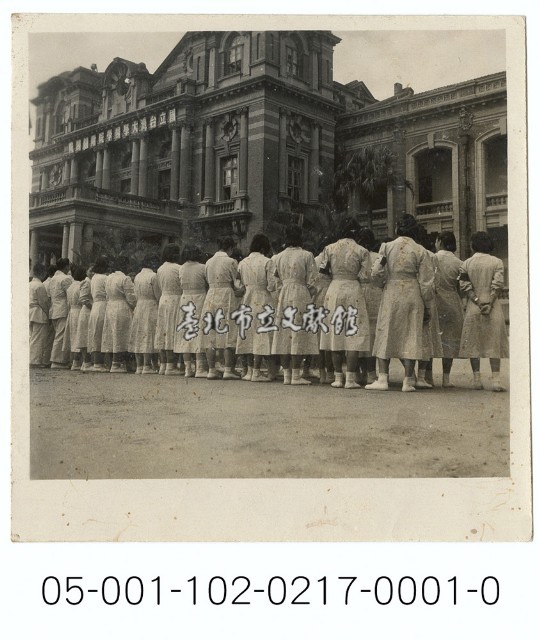 臺大醫院前的護士藏品圖，第1張