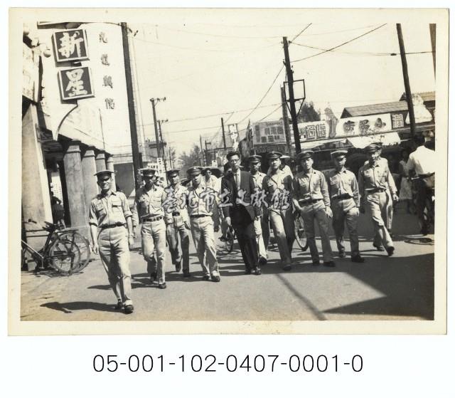 高中生在鹽埕區光復戲院附近街道藏品圖，第1張