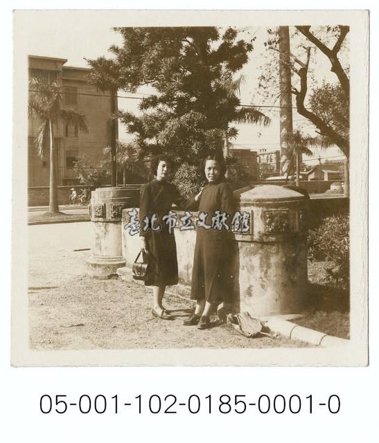 中山南路旁的兩名婦女合影藏品圖，第1張