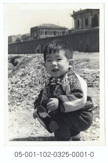 淡水河岸小童-蹲姿藏品圖，第1張