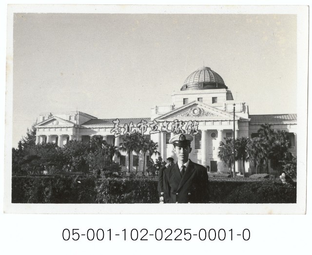 臺灣省立博物館前的海軍軍官獨照藏品圖，第1張