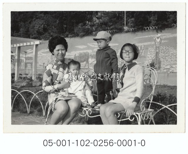 劍潭公園的親子合影與水牛圖藏品圖，第1張