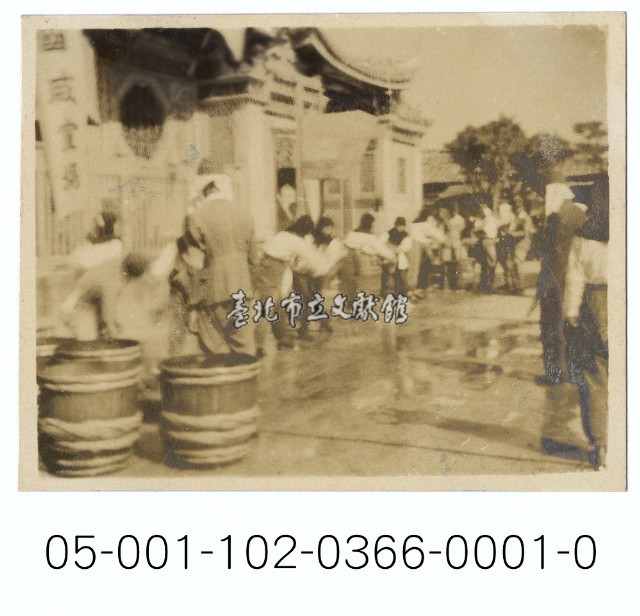 龍山寺前消防演練-人龍傳遞消防水藏品圖，第1張