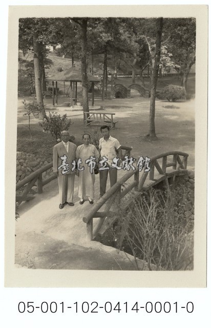 北投陽明山旅遊留念照(2)通往溜冰場空地的木橋藏品圖，第1張