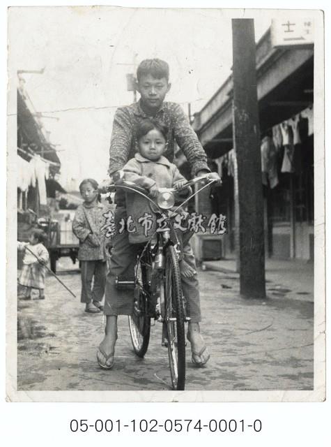 巷道中自行車雙載的男童藏品圖，第1張