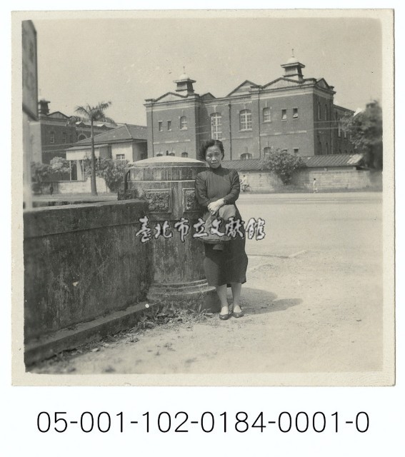 中山南路旁的婦女獨照藏品圖，第1張