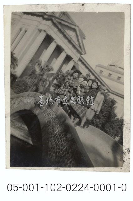 臺灣省立博物館旁拱橋上的民眾合影藏品圖，第1張