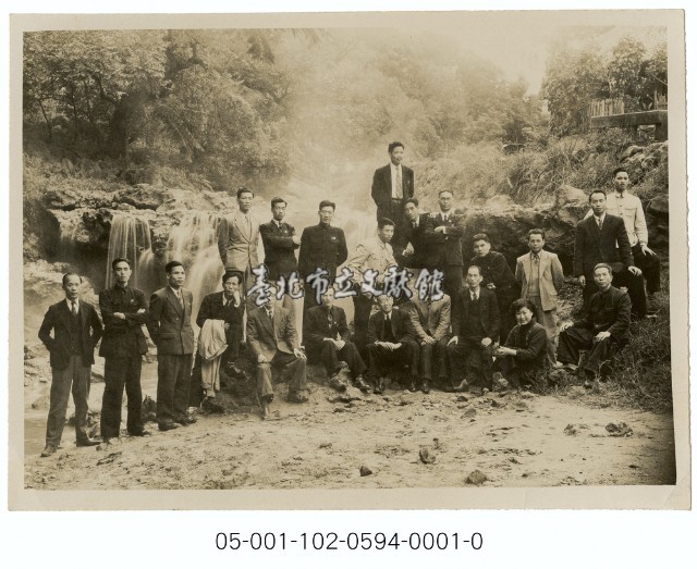 臺灣省各縣市社政工作人員講習班攝影於北投瀑布藏品圖，第1張