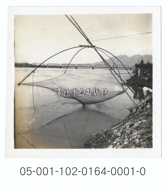 淡水河畔網魚與遠眺臺北橋藏品圖，第1張