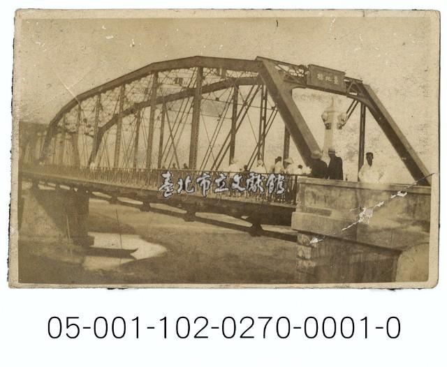 臺北橋的橋頭側照與行人藏品圖，第1張