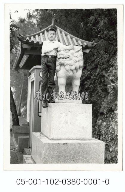 神社狛犬與男童藏品圖，第1張