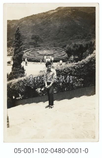 陽明公園花鐘前留影-男性獨照藏品圖，第1張