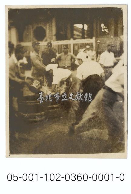 龍山寺前消防演練-灌注消防水桶藏品圖，第1張