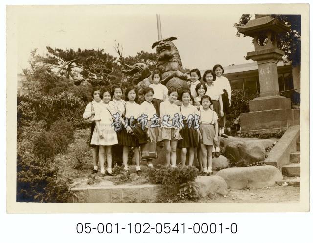 狛犬前合照藏品圖，第1張